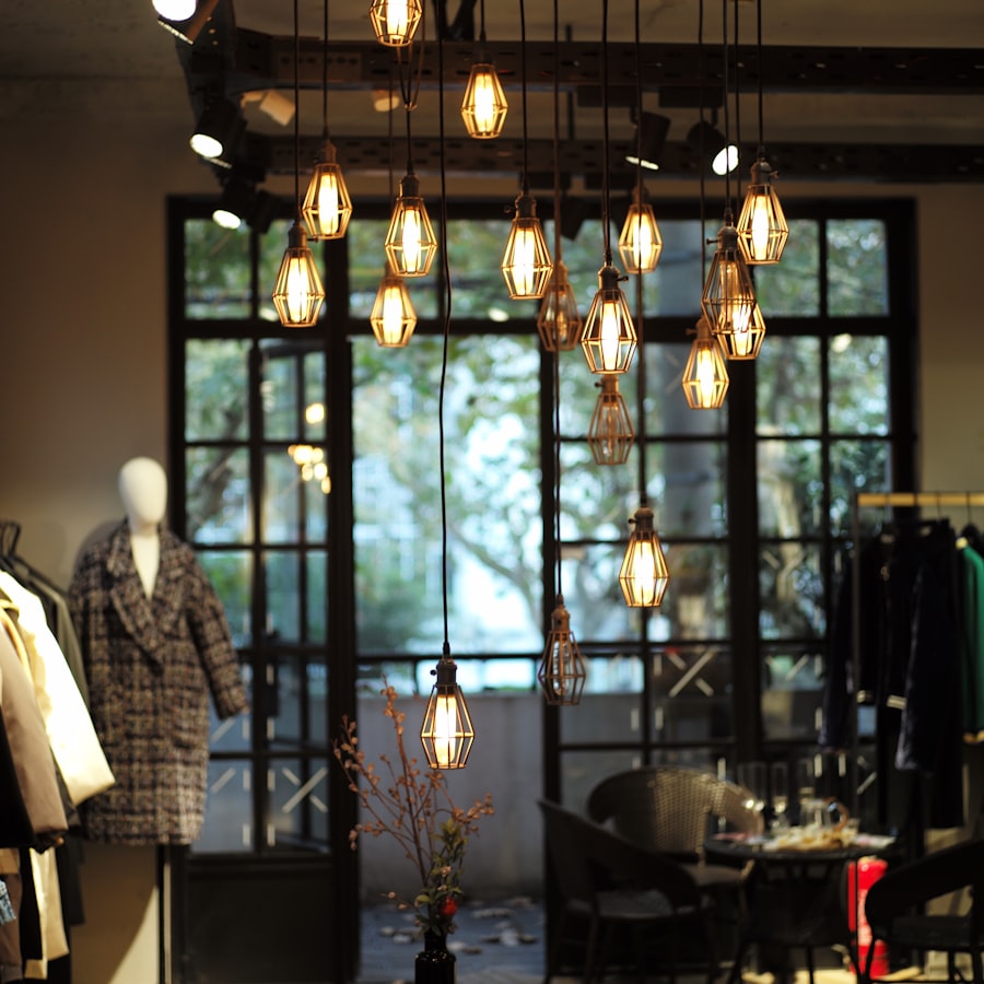 Interior de loja de roupas em tom escuro