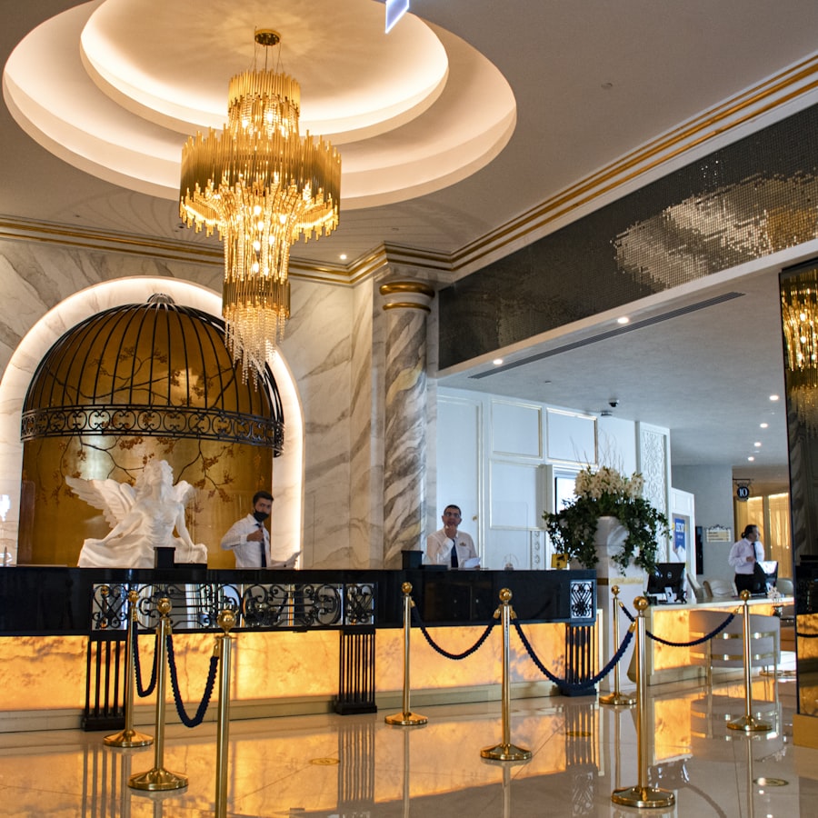 Recepção de hotel com pé-direito alto