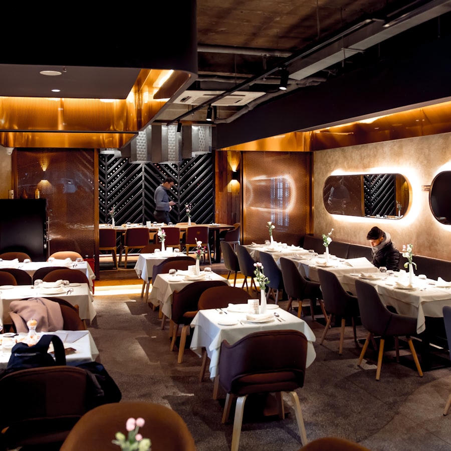 Salão de restaurante com luz quente