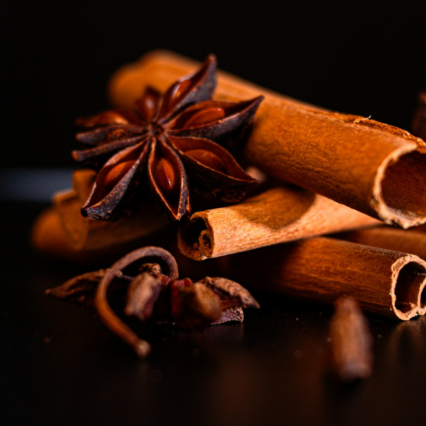 Canela em pau e anis-estrelado em tom quente