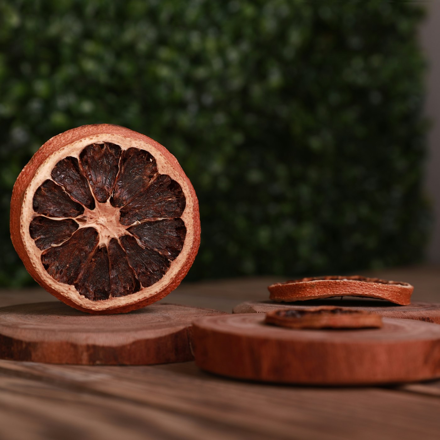 Fatias de frutas cítricas sobre fundo escuro